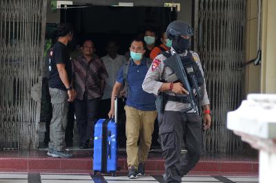 Tim penyidik Komisi Pemberantasan Korupsi (KPK) membawa koper berisi dokumen usai menggeledah kantor Gedung B Dinas Pendidikan, terkait dugaan kasus korupsi Dana Otonomi Khusus, di Banda Aceh, Aceh, Rabu (11/7). ANTARA FOTO/Ampelsa/kye/18