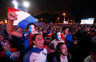 Fan Prancis bersiap menyambut laga final, meski jumlah mereka tak seberapa.