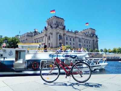 Cara terbaik menikmati Berlin adalah dengan bersepeda.