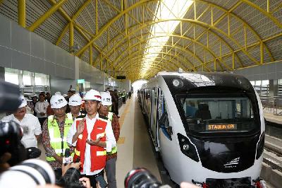 Pembangunan sebagian stasiun LRT Palembang terhambat masalah lahan.