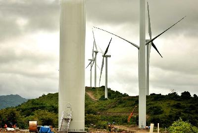 Pembangkit listrik tenaga bayu terbesar di Indonesia berdiri di perbukitan Watang Pulu, Sidenreng Rappang, Sulawesi Selatan. Penelitian dan pengembangan turbin angin lokal terhenti sejak 2010.