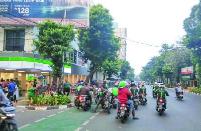 Jalur Sepeda di Jalan Melawai Dikuasai Ojek Online dan Bajaj