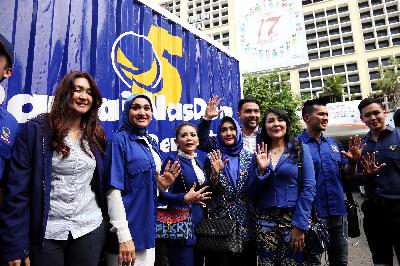 Sejumlah artis ibu kota yang tergabung di Partai Nasdem hadir saat mendaftarkan nama bakal calon legislatif (caleg) ke kantor Komisi Pemilihan Umum (KPU), Jakarta, 16 Juli 2018. 
FOTO: TEMPO/M Taufan Rengganis