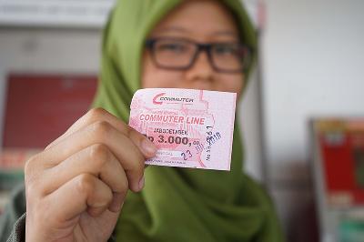 Calon penumpang mengantri membeli tiket kertas di Stasiun Sudimara, Jombang, Tangerang Selatan, kemarin. Tempo/Fakhri Hermansyah