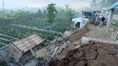 Gempa di Lombok, Bali, dan Sumbawa mengakibatkan 14 orang meninggal, 162 luka, dan ribuan rumah rusak.