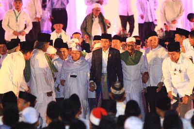 Presiden Joko Widodo dan Ketua MUI KH Ma'aruf Amin, dalam Dzikir dan Doa Bersama untuk Bangsa di halaman Istana Merdeka, Jakarta,  1 Agustus 2018. 