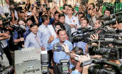 Partai Hun Sen mengklaim kemenangan mutlak dalam pemilihan umum. Kelompok oposisi mencoba melawan dengan "jari bersih".