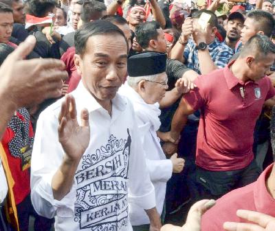 Jokowi mengerahkan purnawirawan tentara untuk menggarap daerah kekalahannya pada Pemilihan Umum 2014. Jusuf Kalla dan Mahfud Md. dilobi agar masuk ke tim pemenangan. 