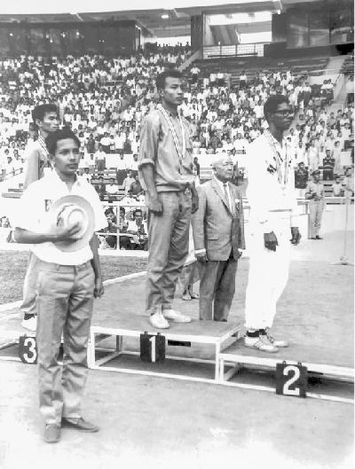 Sarengat mengalahkan pelari kelas Olimpiade di Asian Games 1962. 
