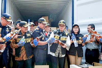 Petugas Bea-Cukai Tanjung Perak berhasil menggagalkan penyelundupan tiga kontainer minuman keras jenis premium. 