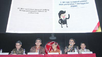 Joko Mogoginta (kedua dari kiri) saat konferensi pers tentang kasus dugaan beras oplosan PT Induk Beras Unggul, salah satu unit usaha Tiga Pilar Sejahtera, di Bursa Efek Indonesia, Jakarta, Juli 2017. 