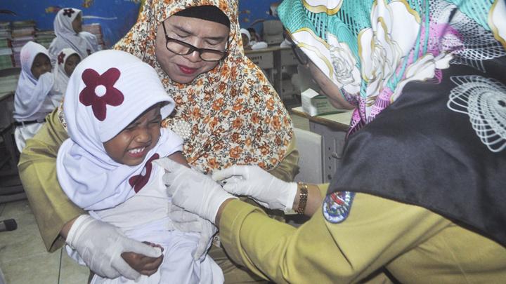 Imunisasi measles-rubella di Sekolah Dasar Negeri Anyelir 1, Kota Depok, Jawa Barat. -TEMPO/Gunawan Wicaksono