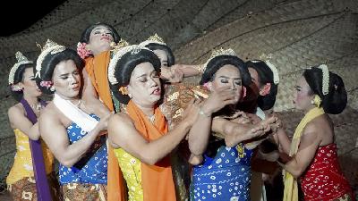 Rianto dibopong penari lain saat pentas di Festival Kendalisada, Banyumas, 15 September lalu. -TEMPO/Shinta Maharani
