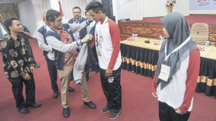 Gubernur Sumatera Barat Irwan Prayitno (memasangkan jaket) di kantor Gubernur Sumatera Barat di Padang, 10 Agustus 2018.