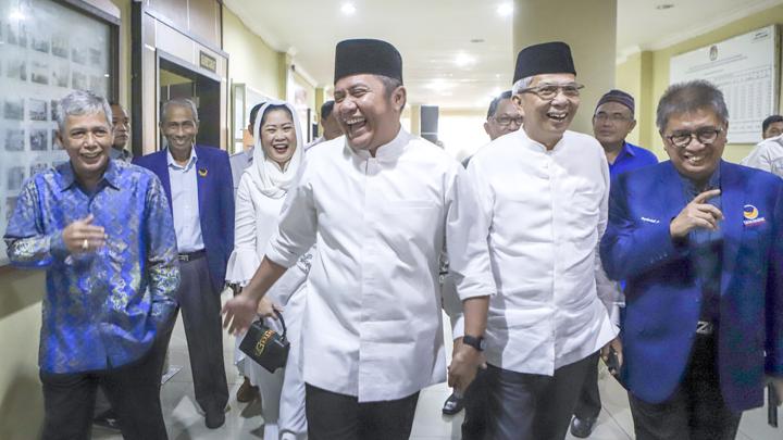 Pasangan Gubernur dan Wakil Gubernur Sumatera Selatan terpilih, Herman Deru (ketiga dari kiri) dan Mawardi Yahya (kedua dari kanan), di kantor Komisi Pemilihan Umum Sumatera Selatan, Palembang, 12 Agustus 2018.