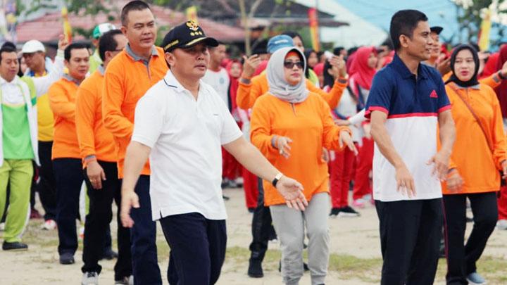 Gubernur Kalimantan Tengah Sugianto Sabran (tengah, bertopi) di Kotawaringin Barat, September 2018.