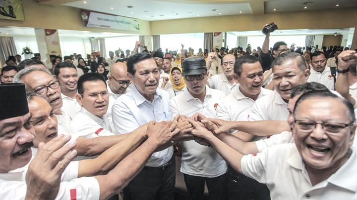 Pembina Cakra 19, Jenderal TNI Purnawirawan Luhut Binsar Pandjaitan (keenam dari kiri) bersama Ketua Cakra 19 Andi Widjajanto (ketujuh dari kiri) di Jakarta, 12 Agustus 2018 (bawah).  partial(