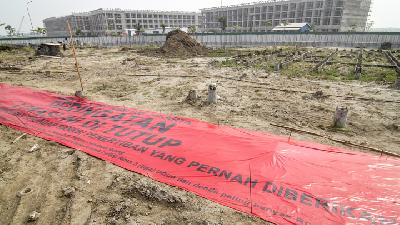 Spanduk penyegelan terpasang di lahan pembangunan pulau reklamasi Teluk Jakarta, 
Juni lalu.