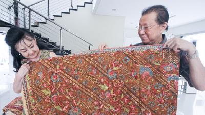 Tjoa Siang Swie bersama istrinya menunjukkan koleksi Batik Tiga Negeri di Solo. -TEMPO/A. Rafiq