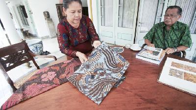 Supiyah bersama suaminya, Hardjosuwarno menunjukkan batik Indonesia  motif Sawunggaling yang dirancang oleh Go Tik Swan. -Foto: TEMPO/A. Rafiq
