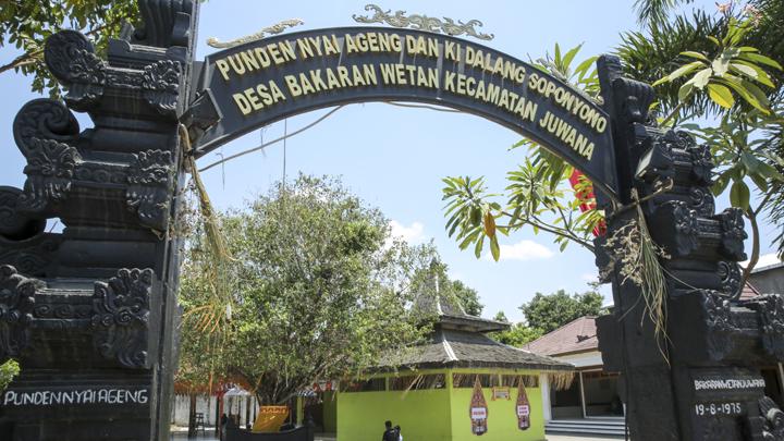 bangunan menyerupai masjid di halaman Balai Desa Bakaran, Juwana, Pati.