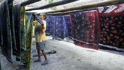 penjemuran kain batik Kidang Mas di Desa Babagan, Lasem, Rembang, 