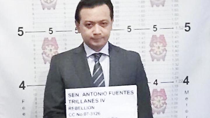 Senator Antonio Trillanes di Markas Kepolisian Makati, Manila, 25 September 2018 (kanan).  partial("share/footer");?>