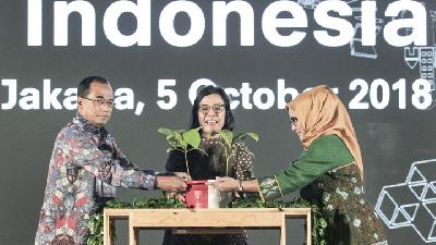Menteri Keuangan Sri Mulyani (tengah) bersama Menteri Perhubungan Budi Karya Sumadi dan Direktur Utama PT Sarana Multi Infrastruktur Emma Sri Martini saat meluncurkan SDGs Indonesia One di Jakarta, Jumat pekan lalu. 