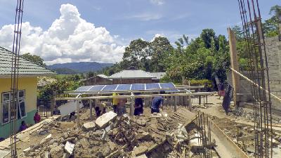 Solar cell instalation. The Pelita Khatulistiwa movement opted for crowdfunding to supply a community health center in Lindu, Central Sulawesi, with solar-powered electricity. -Private Doc
