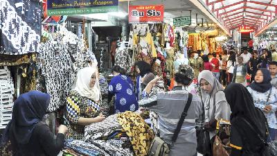 Batik Traders at Beringharjo MArketplace, Yogyakarta. -TEMPO/Yovita Amalia 