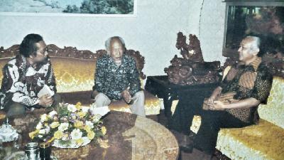 Bagong Kussudiardja (kiri) dan Affandi saat bertemu dengan Soeharto, -REPRO/TEMPO/Yovita Amalia