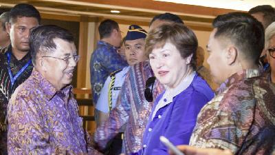 Wakil Presiden Jusuf Kalla dan CEO Bank Dunia Kristalina Ivanova Georgieva-Kinova di sela-sela Pertemuan Tahunan Dana Moneter Internasional-Bank Dunia 2018 di Nusa Dua, Bali, Rabu pekan lalu. 
