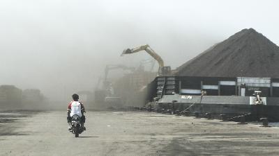 Bongkar-muat batu bara di pelabuhan Marunda, Jakarta, Selasa pekan lalu.