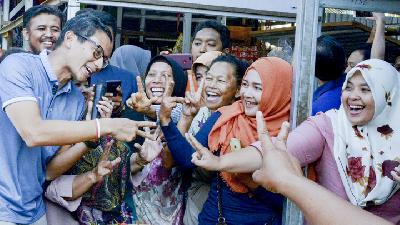 Calon wakil presiden Sandiaga Salahuddin Uno di Pasar Wonodri, Semarang, 24 September 2018.  -ANTARA/R. Rekotomo