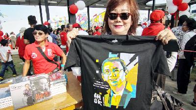 Books and t-shirts that bear the picture of Ahok at the celebration of his birthday at the Integrated Child-Friendly Public Space Kalijodo Park, West Jakarta, June 2017.  -TEMPO doc./Dhemas Reviyanto Atmodjo