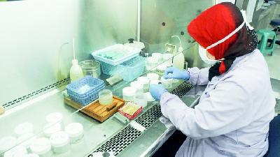 Pengambilan sampel sputum tuberkulosis (TB) paru di laboratorium Balai Besar Kesehatan Paru Masyarakat Bandung, Maret 2015.