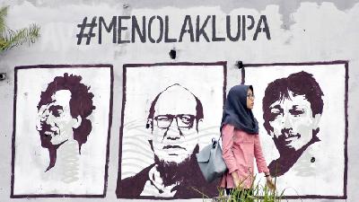 Pejalan kaki melewati mural #MenolakLupa di kawasan Gunung Batu, Bogor, Jawa Barat, 21 September 2018.  -ANTARA/Arif Firmansyah