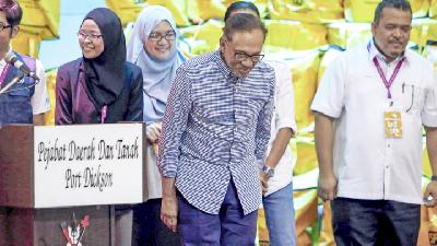 Anwar Ibrahim menjumpai pendukungnya di Port Dickson, Malaysia, 13 Oktober 2018.