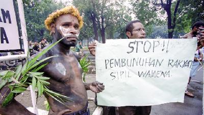 Protes Pemuda Wamena menuntut pemerintah menarik Tentara Nasional Indonesia dari Papua, di depan kantor Menteri Pertahanan, Jakarta, April 2003. -Dok TEMPO/ Wahyu Setiawan