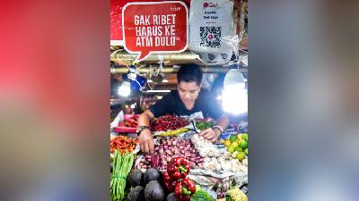 Pedagang kios yang menggunakan sistem dompet elektronik Tcash untuk pembayaran di Pasar Mayestik, Jakarta Selatan, Kamis pekan lalu. -TEMPO/Tony Hartawan