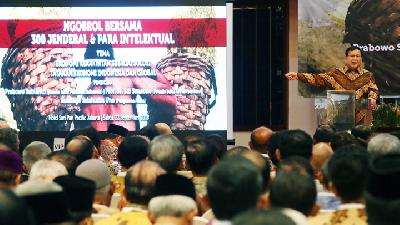 Calon Presiden nomor urut 02 Prabowo Subianto memberikan paparan dalam acara bedah buku ‘Paradoks Indonesia’ di Jakarta. -ANTARA/Rivan Awal Lingga