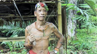 Kerei Aman Jairo di ladangnya di Rokdog, Siberut Selatan, Kepulauan Mentawai, 24 Oktober lalu. -TEMPO/Febrianti 