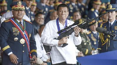 Presiden Filipina Rodrigo Duterte saat menghadiri pelantikan Kepala Kepolisian Filipina di Kota Quezon, Manila. 