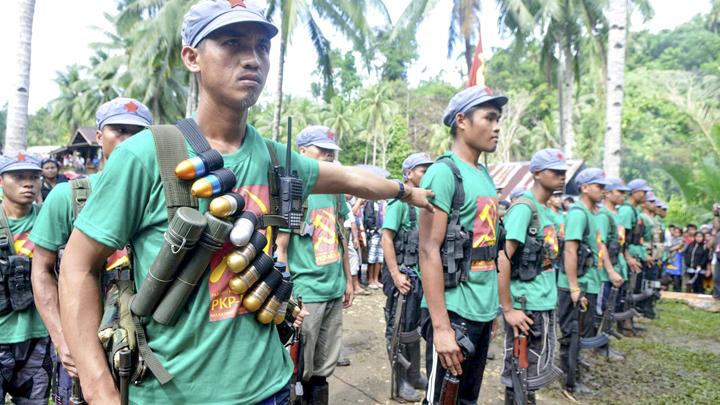 Anggota Tentara Rakyat Baru, organisasi sayap Partai Komunis Filipina, mengikuti apel rutin di Mindanao, Filipina.