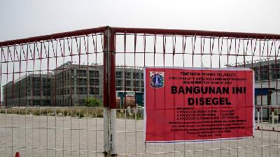 Bangunan yang disegel pemerintah DKI Jakarta di pulau reklamasi, Jakarta Utara, Juni 2018.