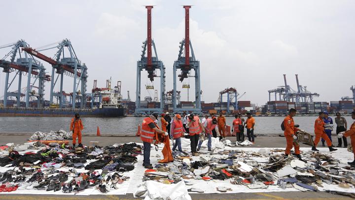 Penyelidik dari Komite Nasional Keselamatan Transportasi Indonesia dan Dewan Keselamatan Transportasi Nasional (NTSB) Amerika Serikat.