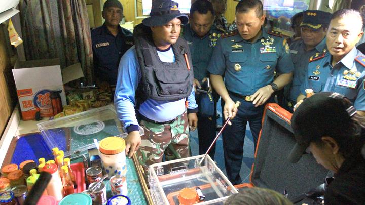 Tim SAR gabungan menunjukkan kotak hitam pesawat Lion Air JT 610 di kapal Baruna Jaya di perairan Karawang, Jawa Barat, Kamis pekan lalu.