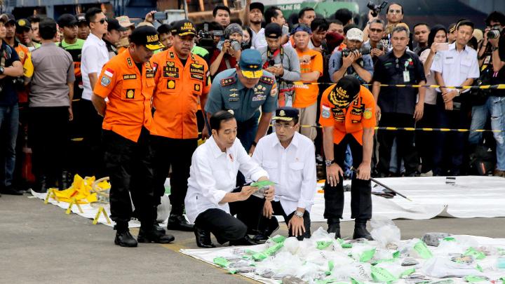 Menteri Budi Karya Sumadi mendampingi Presiden Joko Widodo meninjau puing-puing kecelakaan pesawat Lion Air JT 610 di Posko Terpadu Pelabuhan.