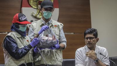 KPK Deputy Chairman Laode M. Syarif (right) at the press conference on the sting operation against Central Kalimantan DPRD members at the KPK building