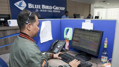Ruangan call center di Kantor Pusat Blue Bird, Jakarta. -TEMPO/Muhammad Hidayat